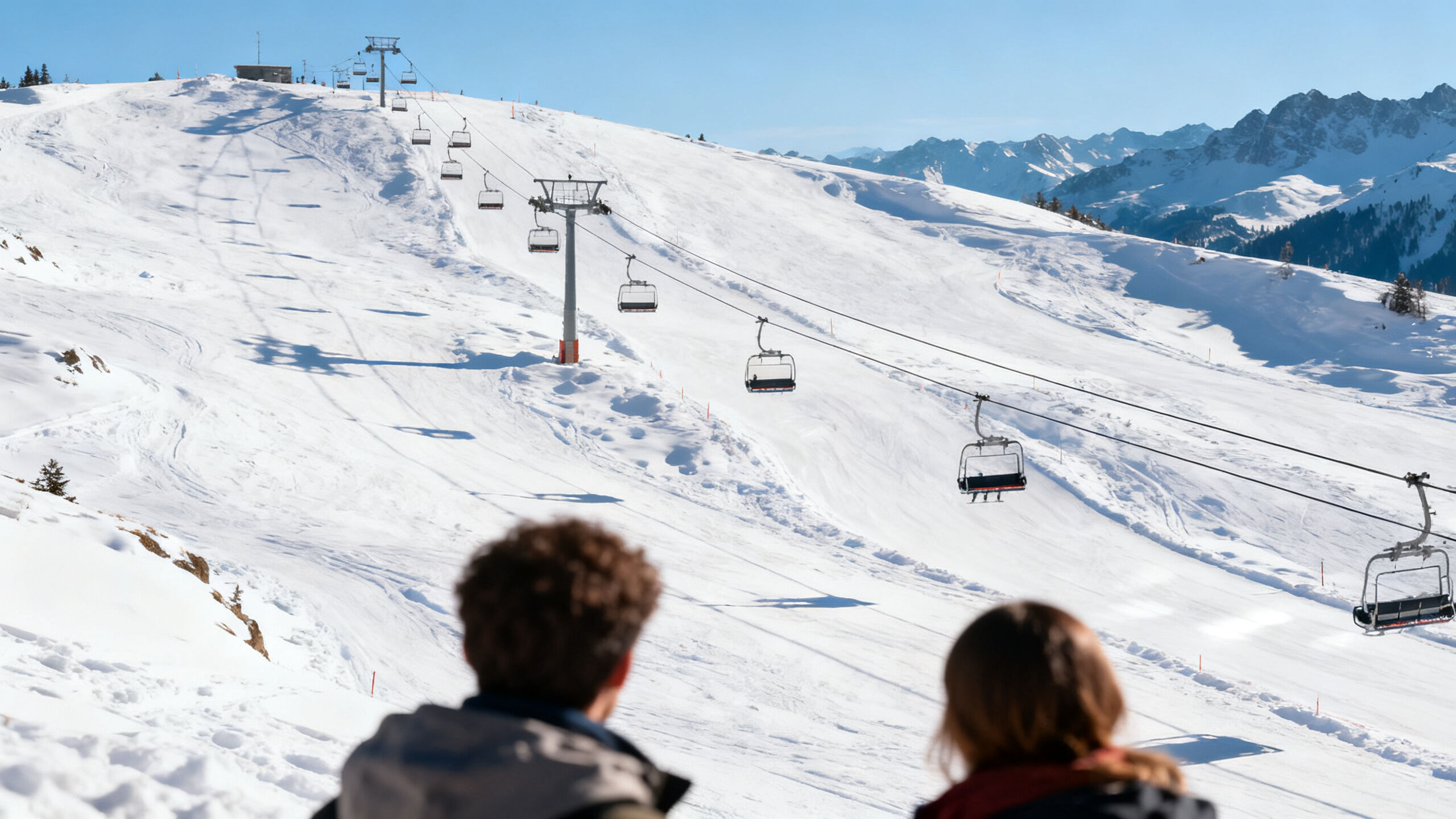 图｜山地滑雪场全景 · 冬季文旅经营现场